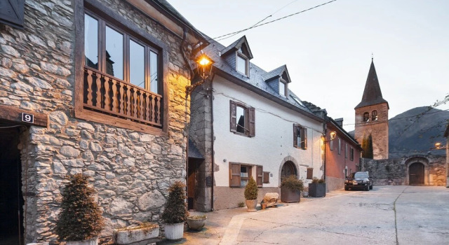 Luderna - Casa Coto Moreu, Забронировать Отель Вьельа Э Михаран Бакейра-Берет, рядом с Церковь Св. Михаила
