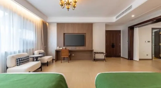 Кровать в общем номере Shang Garden