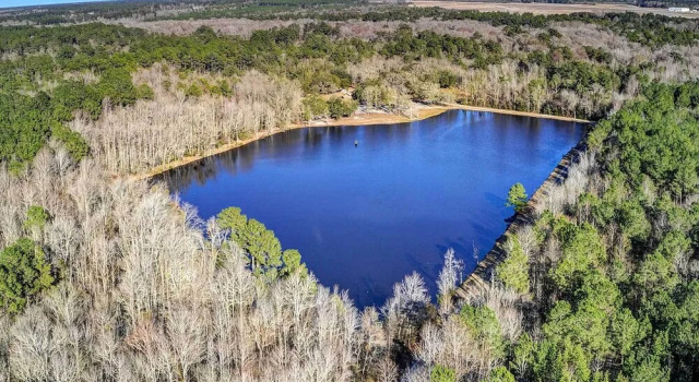Коттедж с 2 комнатами Charming Retreat on 20 Acres w/ Private Lake!