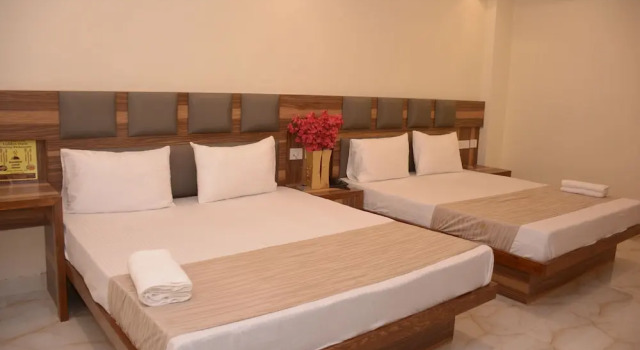 Четырёхместный номер Deluxe Hotel Golden Oasis - 5 Minute Walk from New Delhi Railway Station