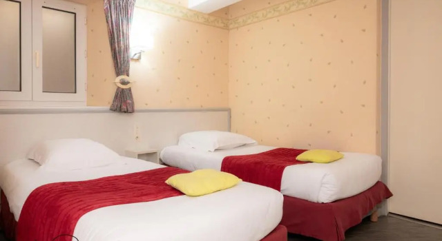 Семейный номер Standard Hôtel Restaurant Le Relays du Chasteau - Logis Hôtel