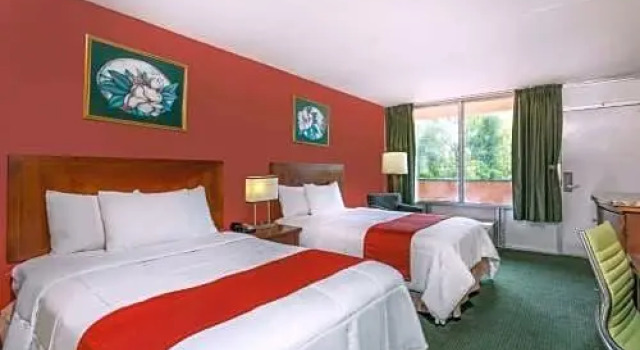 Кровать в общем номере Ramada by Wyndham Roanoke
