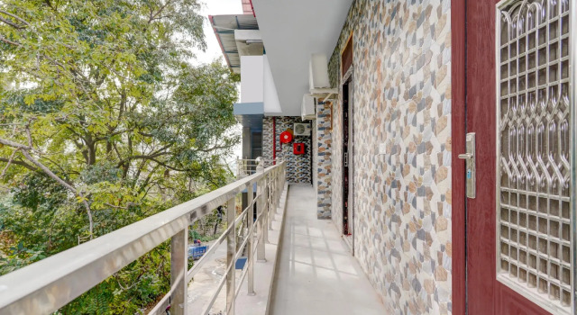 OYO Flagship 79099 Hotel Blue Sapphire Canal Road, Rezervovat Hotel Rājpur Uttarakhand