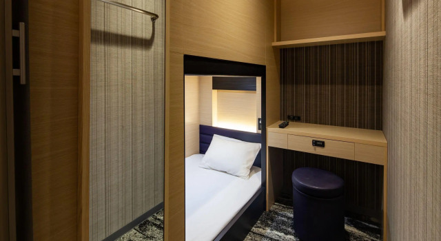 Кровать в общем номере (мужской номер) Y's Cabin & Hotel Naha Kokusai Dori
