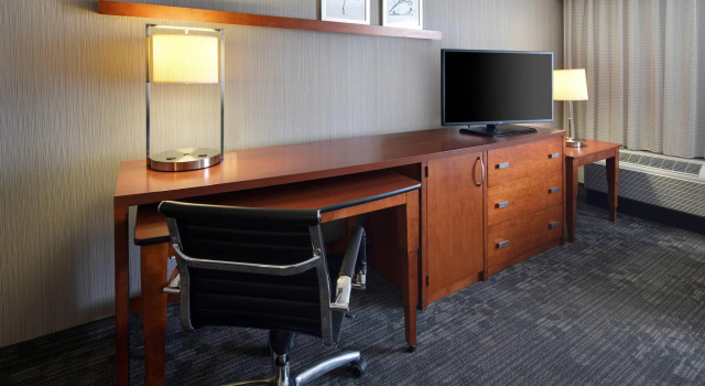Двухместный люкс Executive с балконом Courtyard by Marriott Cleveland Beachwood