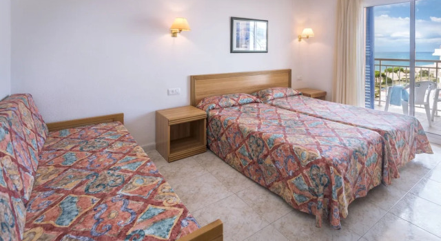 Трёхместный номер Standard с балконом Hotel Sorrabona