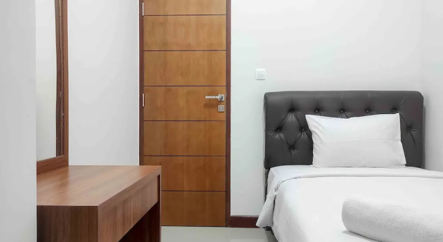 Big And Comfy 3Br At Vida View Apartement, Book Apartment Hotels in Sulawesi with Parking, Parking