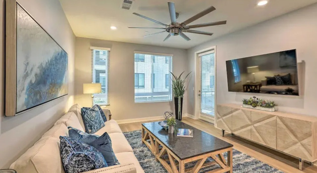Апартаменты Modern Irvine Condo w/ Pool - 7 Mi to Beach!