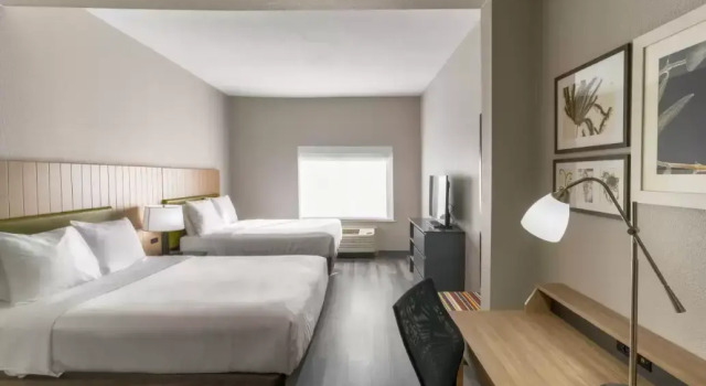 Четырёхместный номер Standard Townhome Inn & Suites by IHG