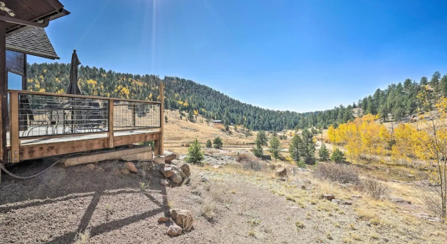 Коттедж Mtn-view Cabin w/ Deck, 3 Mi to Cripple Creek!