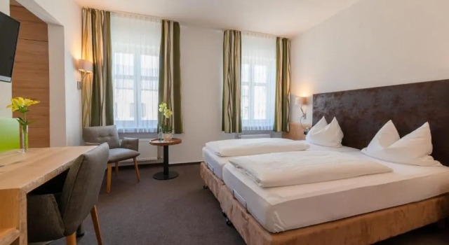 Gasthof & Hotel Goldene Krone, Book Hotel Hotels in Iphofen with Parking, Parking