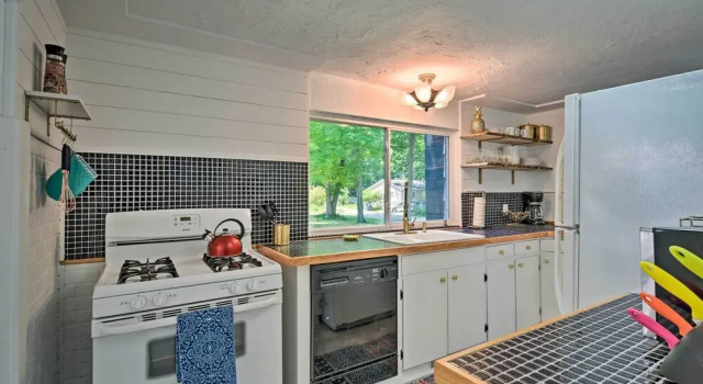 Коттедж Stylish Dog-friendly Bungalow: Steps to Elk Lake