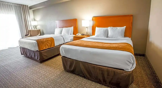 Двухместный люкс с балконом и с видом на горы Vista Suites Near Island and Leconte Convention Center