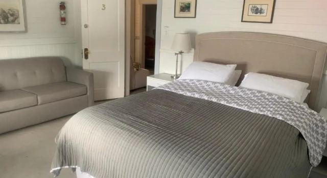 Двухместный номер Standard с видом на гавань Tofino Paddlers Inn