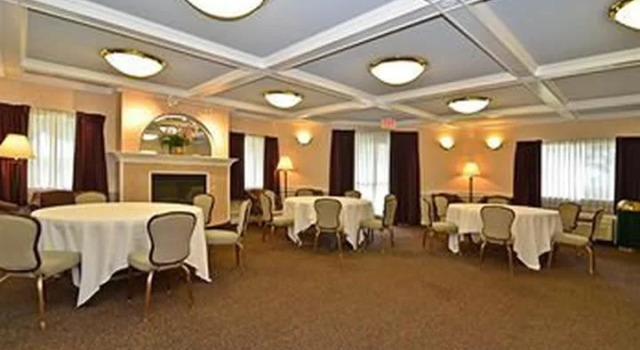 Четырёхместный полулюкс Best Western PLUS Executive Court Inn & Conference Center