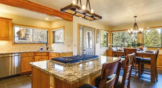Private Deck & Hot Tub: Silverthorne Home!, Book Hotel Hoteller i Silverthorne med parkering, Parkering