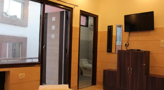Hotel Shree Shakti, Забронировать Отель Отели Джамму и Кашмира с парковкой, Парковка