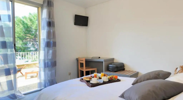 Komfortowy dwuosobowy pokój Hôtel Les Mimosas