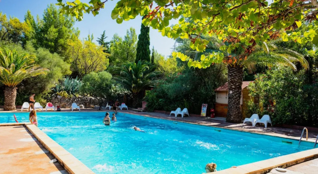 Camping la Peiriere - Lodge en Pays Cathare, Rezerwuj Pole kempingowe Tuchan Corbières