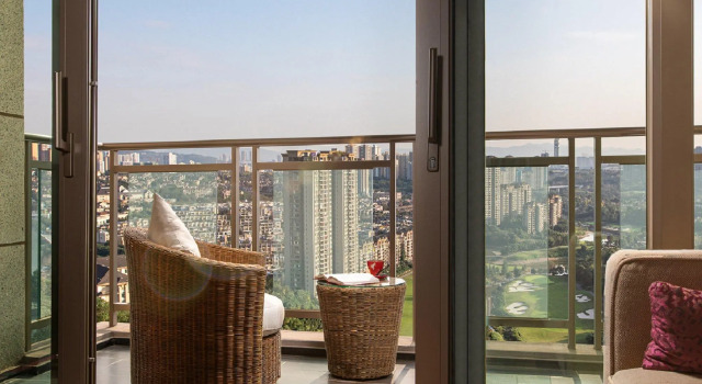 Двухместный номер Premium с балконом и с видом на поле для гольфа Crowne Plaza Chongqing New North Zone by IHG