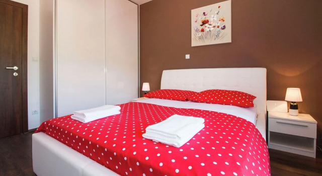 Modern 3 Bedroom Apartment, With 2 Bathrooms, Kitchen, Living Room and Airco, Забронировать Апартаменты/квартира Подстрана Окрестности Сплита, рядом с Туристический центр Подстраны