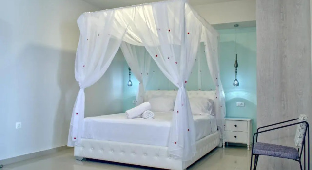 Epipleon Luxury Suites -101- Δωμάτιο 45τμ με βεράντα 30τμ μπροστά στη θάλασσα, Buchen Sie Ferienwohnung Apartments in Platanitis, Ferienwohnung