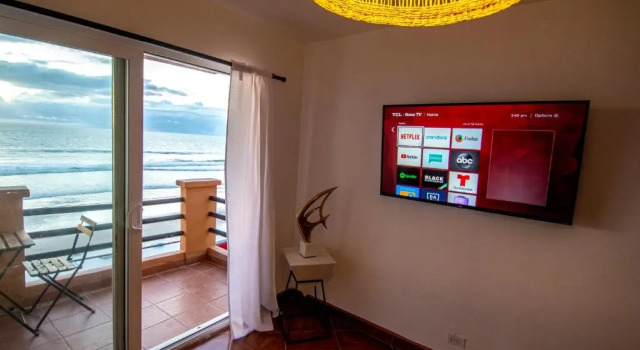 True BEACHFRONT cozy - 1 Bedroom Apt
