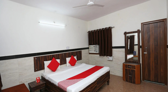 OYO 19948 Hotel Goverdhan