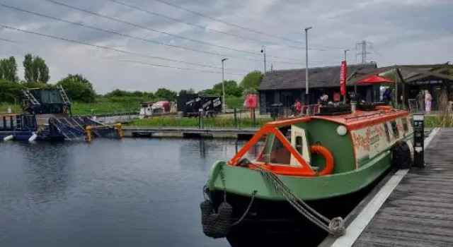 NEW 2022! Fixed stay characterful narrowboat at the Kelpies, Marigold Sunset, Varaa Hotelli Grangemouth Stirlingshire