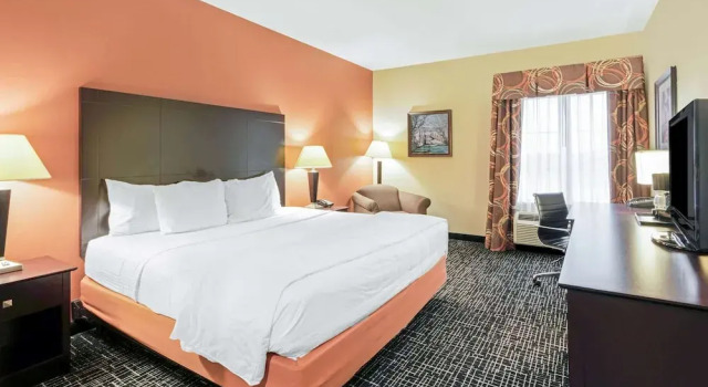 Двухместный люкс Deluxe La Quinta Inn & Suites by Wyndham McAlester