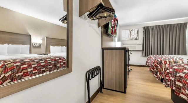 Четырёхместный номер Deluxe Red Roof Inn Huntsville, AL