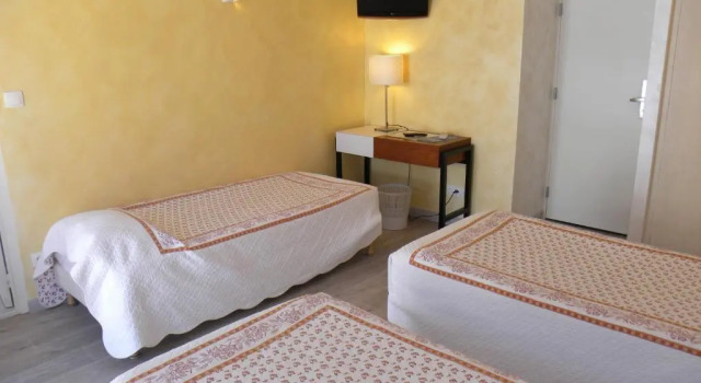 Трёхместный номер Standard с видом на окрестности Anglade Hotel