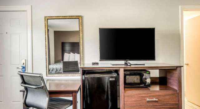 Четырёхместный номер Standard Rodeway Inn Middleboro-Plymouth