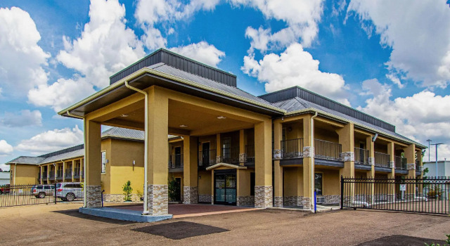 Super 8 by Wyndham Jackson MS Near the Fairgrounds, Varaa Hotelli Hotellit New England uima-altaalla, Uima-allas
