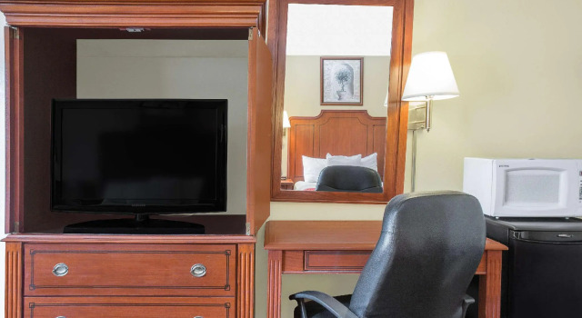 Четырёхместный номер Standard Days Inn by Wyndham Meridian