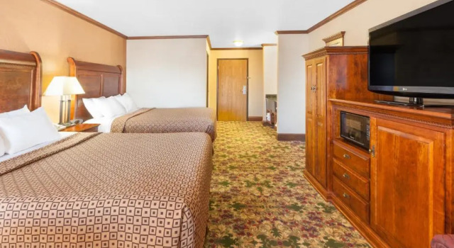 Четырёхместный номер Standard Ramada by Wyndham Mackinaw City Waterfront