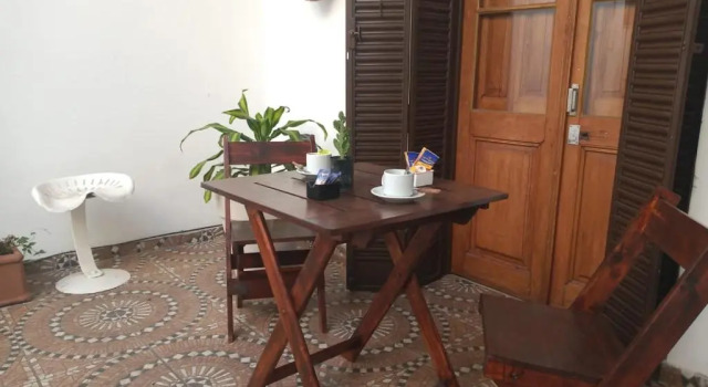 Апартаменты PARIS Departamento de pasillo amplio con lindo patio