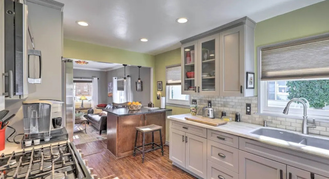 Коттедж Charming Craftsman Bungalow With Garden & Hot Tub!