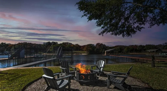 Коттедж Lakefront Home w/ Dock in Mabank: Near Golfing!