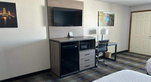 Двухместный номер Standard с видом на озеро AmericInn by Wyndham Saint Ignace Lakefront