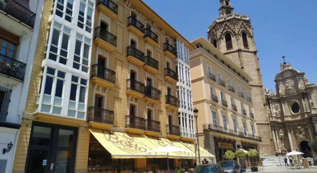Flats Friends Plaza de la Reina