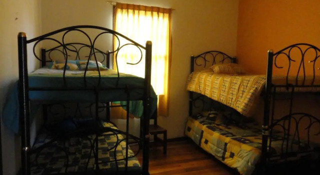 Кровать в общем номере Hostal del Piamonte