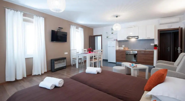 Апартаменты Rooms & Apartments 72