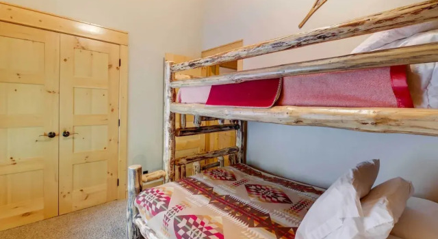 Exquisite Mccall Log Cabin - Walk to Payette Lake!, Забронировать Отель Отели Мак-Колл с парковкой, рядом с McCall Golf Club, Парковка