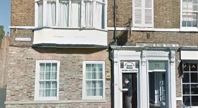 Кровать в общем номере The Crescent Guest House