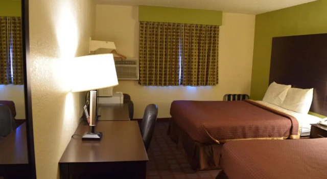 Четырёхместный номер Standard Super 8 by Wyndham Saginaw