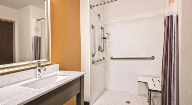Двухместный Mobility/Hearing Accessible номер La Quinta by Wyndham San Antonio by Frost Bank Center