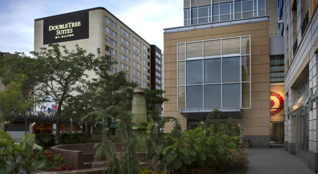 DoubleTree Suites by Hilton Minneapolis, Varaa Hotelli Hotellit Minnesota pysäköinnillä, Pysäköinti