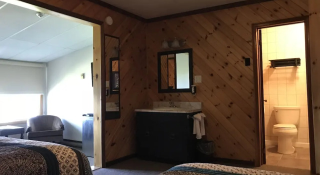 Четырёхместный люкс с видом на озеро Beachwood Resort