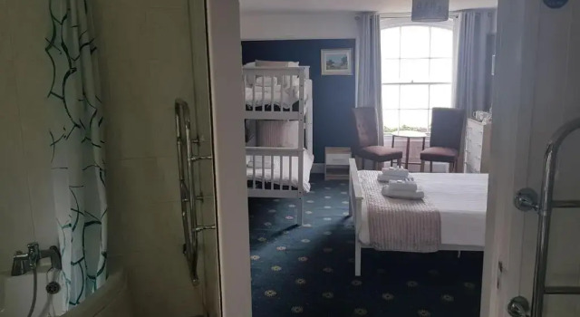 Четырёхместный номер Standard с видом на море Waterfront Hotel